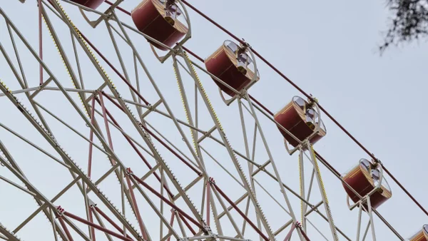 Video | Visitantes quedaron atrapados en una atracción de más de 70 metros de altura en Six Flags Video | Visitantes quedaron atrapados en una atracción de más de 70 metros de altura en Six Flags