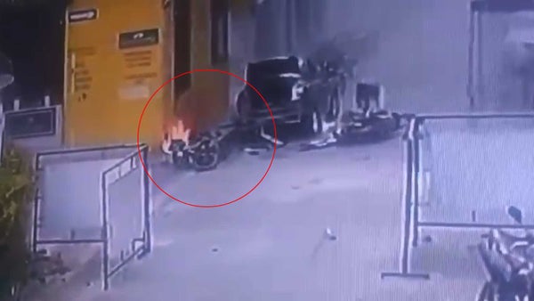 Video: así fue la explosión de una motocicleta bomba en Samaniego, Nariño Video: así fue la explosión de una motocicleta bomba en Samaniego, Nariño