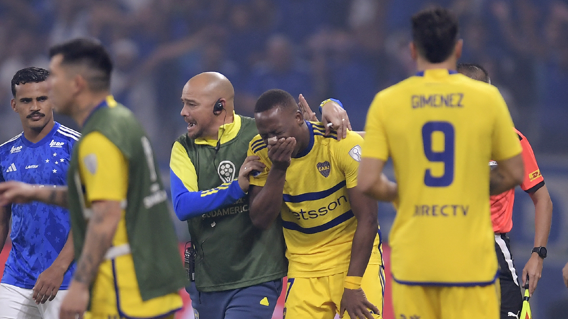 Luis Advíncula le quitó el récord a un colombiano: expulsiones más rápidas en Conmebol