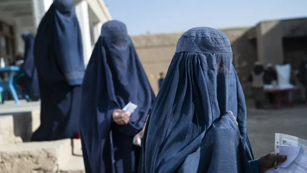 Talibanes prohíben el sonido de las voces femeninas en público en Afganistán Talibanes prohíben el sonido de las voces femeninas en público en Afganistán