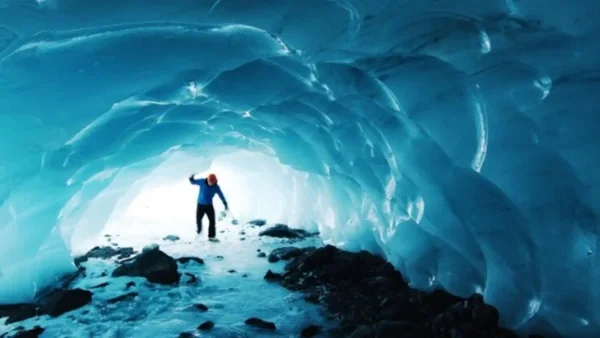 Un muerto y dos desparecidos dejó el colapso de una cueva de hielo en Islandia