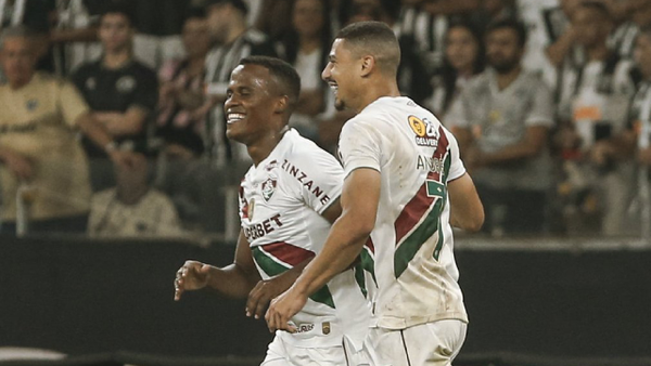 Jhon Arias 'sacó a pasear' a Rubens y recibió una terrible patada: video