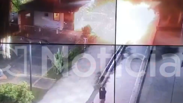 Momento exacto en el que dos sujetos lanzaron una granada al CAI del Malecón en Arauca