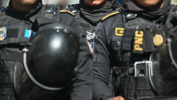 Cuatro policías fueron capturados en Guatemala por extorsionar a migrantes