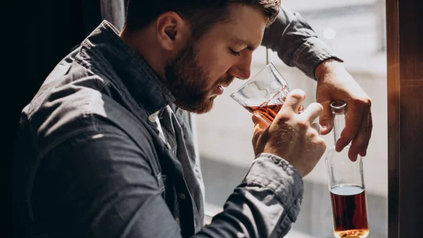 ¿Cuántas bebidas diarias y semanales indican que alguien podría ser alcohólico?