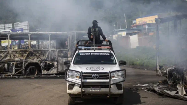 Civiles armados y militares se enfrentaron en Culiacán, México: hubo balaceras e incendios de vehículos Civiles armados y militares se enfrentaron en Culiacán, México: hubo balaceras e incendios de vehículos