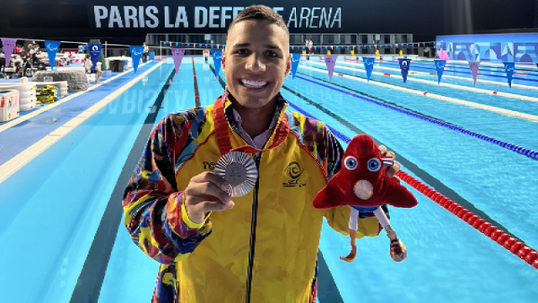 Carlos Serrano hizo fuerte protesta mientras recibía el bronce en París 2024: video