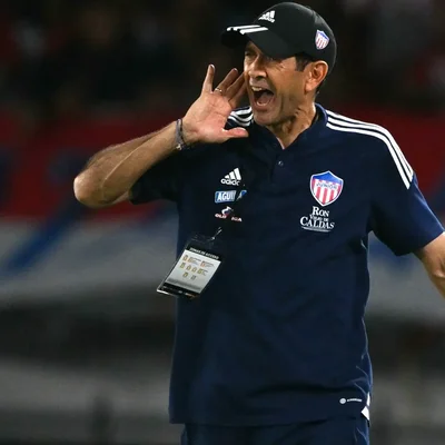 Junior hace oficial la salida de Arturo Reyes y confirman nuevo DT del ...