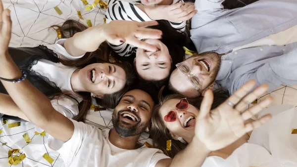 ¿Por qué las personas buenas son más felices? Estudios revelan los rasgos clave detrás del bienestar