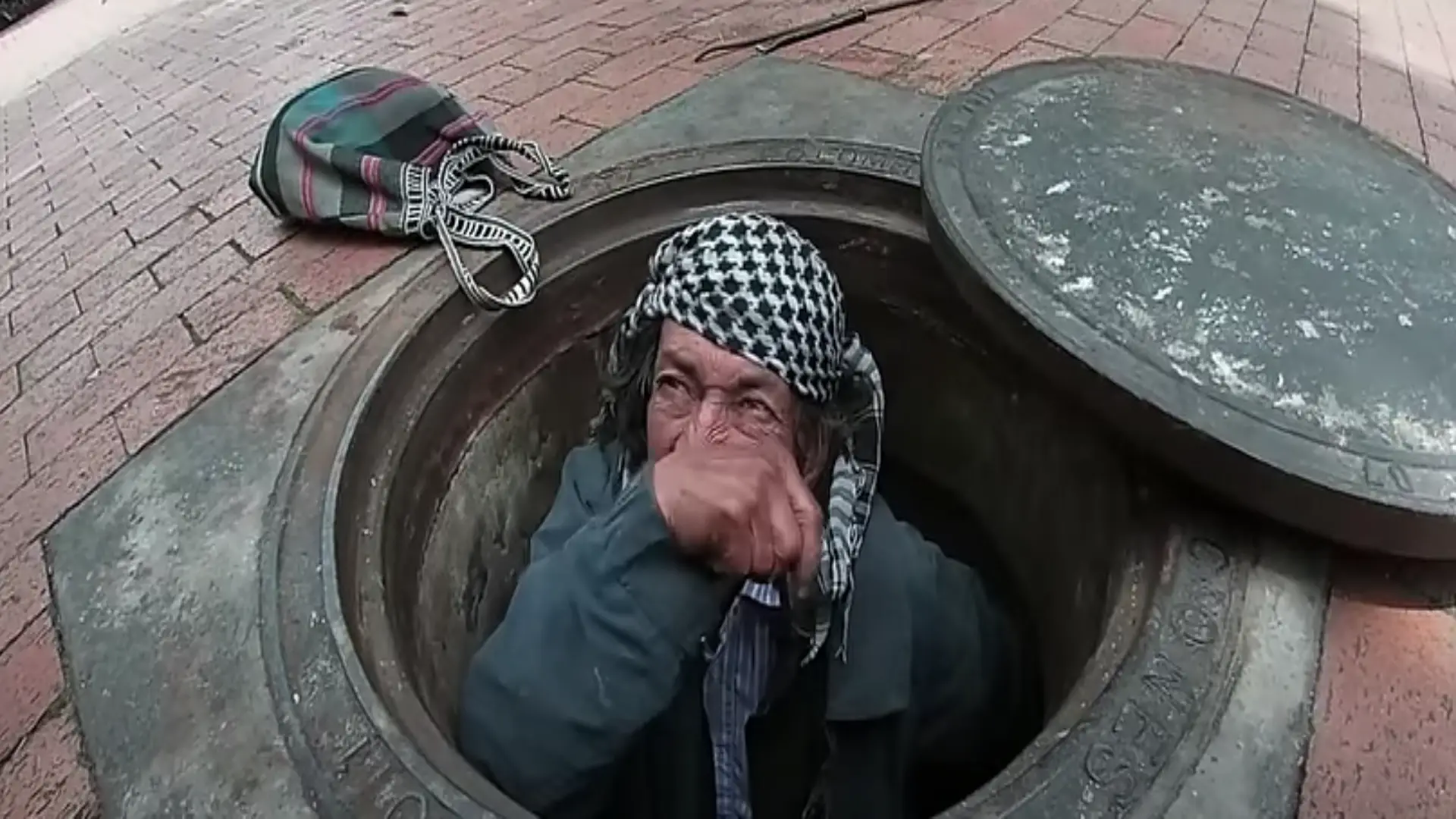 Murió hombre que vivió en alcantarilla en Bogotá.