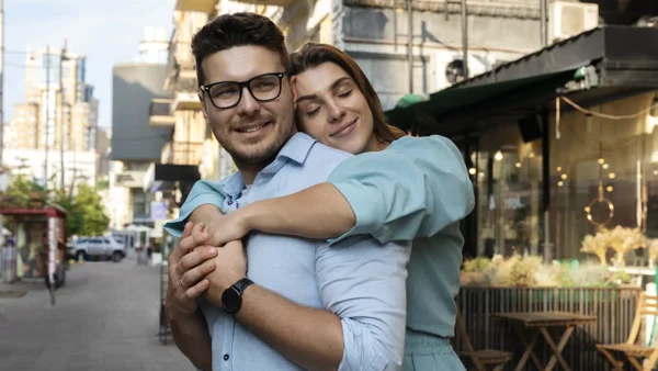 ¿Por qué es común sentir interés por otra persona mientras se está en una relación? Razones psicológicas