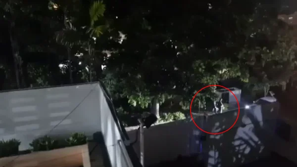 Video: encapuchados rodean la Embajada Argentina donde están asilados dirigentes del círculo de MCM Video: encapuchados rodean la Embajada Argentina donde están asilados dirigentes del círculo de MCM