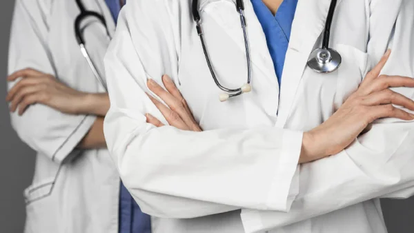 Acoso y maltrato en la formación médica: Estudiantes en Colombia denuncian graves abusos