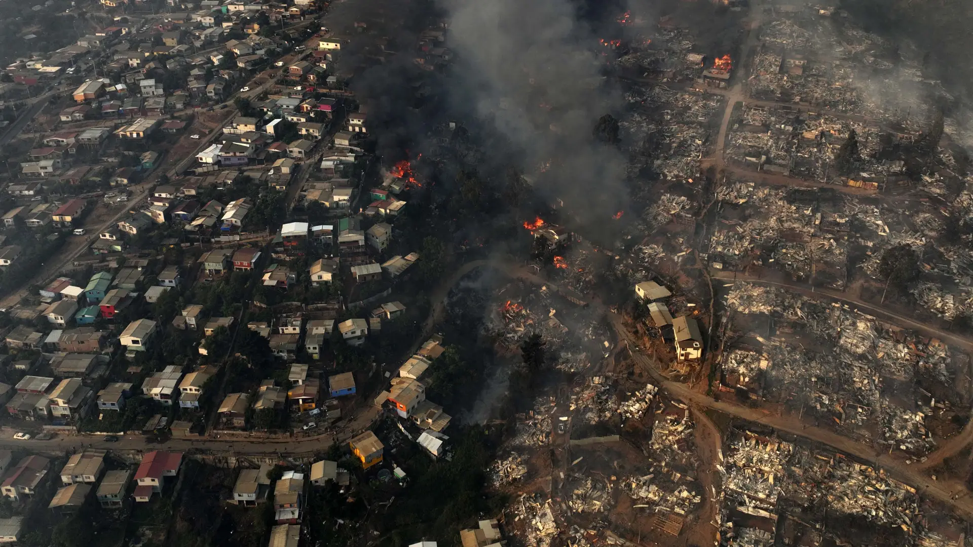 Exbombero arrestado por causar incendio en Chile que dejó 137 muertos y 16.000 damnificados