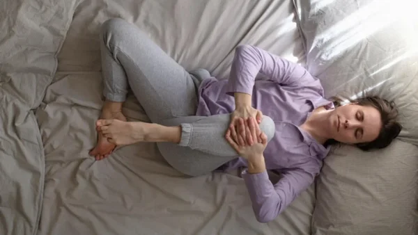 ¿Sufre de calambres? Esta es la bebida recomendada para prevenirlos antes de dormir