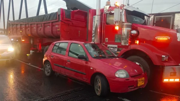 Dos siniestros complicaron la movilidad en el sector del Portal de la 80, en Bogotá Dos siniestros complicaron la movilidad en el sector del Portal de la 80, en Bogotá