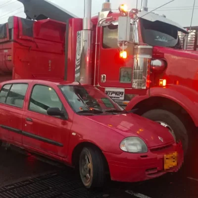 Dos siniestros complicaron la movilidad en el sector del Portal de la