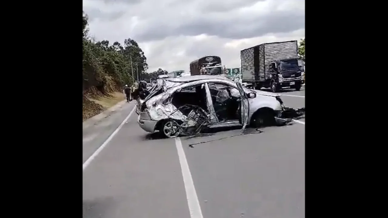 Fuerte accidente de carro particular en la Autopista Norte deja un ...