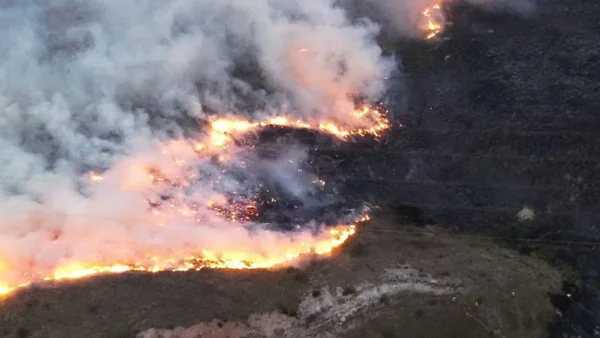Incendio en Doña Juana: más de 40 bomberos intentan controlar la conflagración
