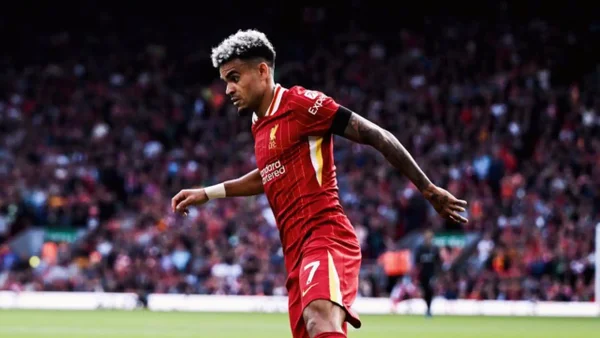 Luis Díaz casi provoca el 'blooper' del año en la Premier League: vea la insólita jugada