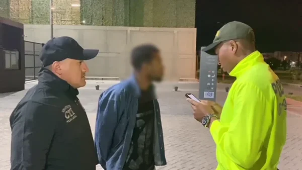 En video: el momento de la captura del hombre habría asesinado a su expareja en un bus en Bogotá