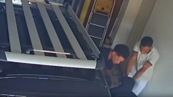 Así quedó captado el violento asalto a una adulta mayor dentro de su vivienda en Bogotá