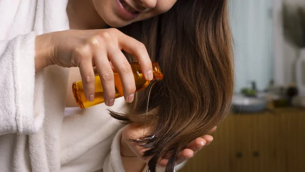 ¿Cuáles son los beneficios de la biotina para el cabello y cómo consumirla?