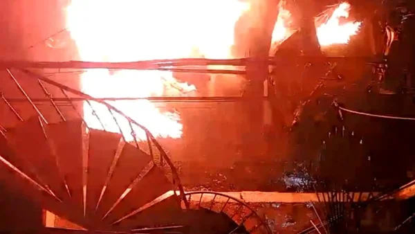 Video | Este es el momento exacto en el que un hombre prendió fuego a siete vehículos en Medellín