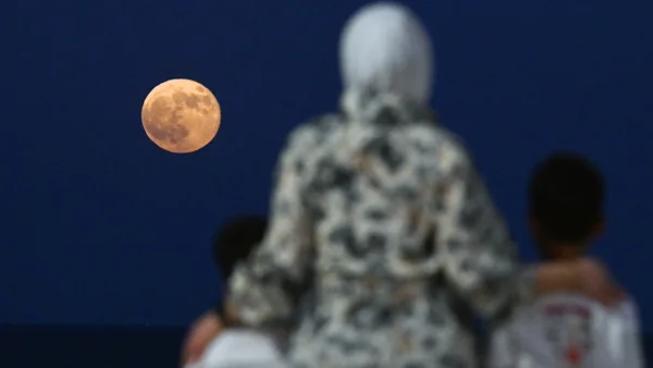 Eclipse lunar y Superluna de ‘cosecha’: espectaculares imágenes del evento astronómico