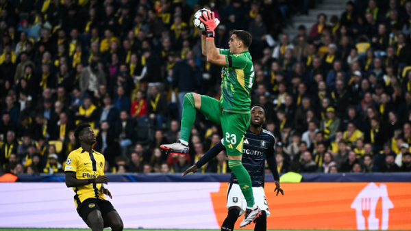 Dibu Martínez la volvió a liar: fue chiflado y se burló de un delantero de Young Boys Dibu Martínez la volvió a liar: fue chiflado y se burló de un delantero de Young Boys