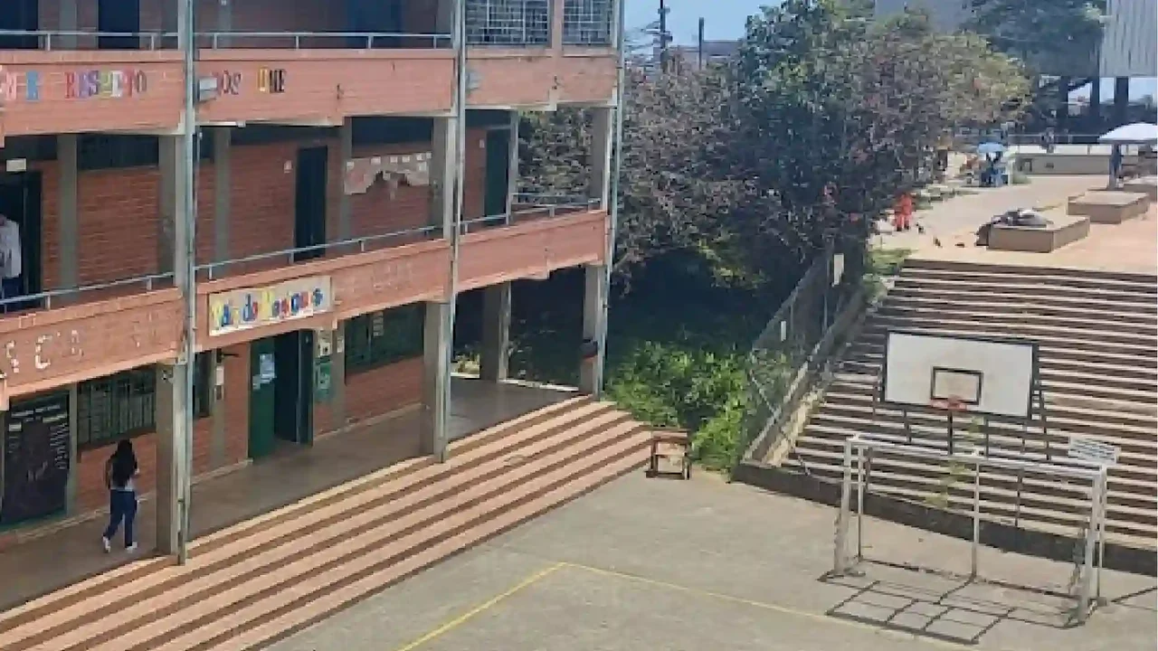 Una menor cayó de un piso a otro en un colegio de Medellín: esto se ...