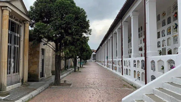 Familiares no pudieron ingresar a visitar a sus seres queridos en el Cementerio Central de Bogotá