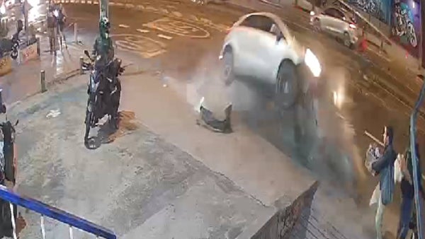 Impresionante accidente en Bogotá: momento exacto en el que un carro se vuelca luego de chocarse
