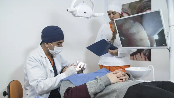 ¿Las carillas dentales producen mal aliento?