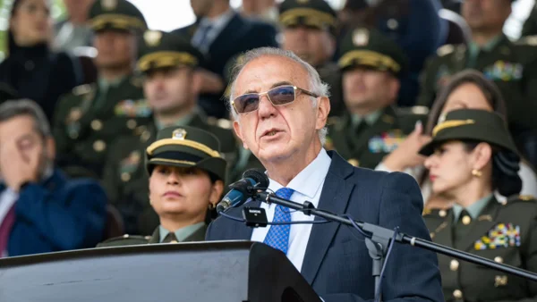 Iván Velásquez presentó renuncia irrevocable al Ministerio de Defensa