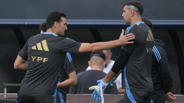 Lionel Scaloni le 'jaló las orejas' a Dibu Martínez: "Ojalá no vuelva a pasar" Lionel Scaloni le 'jaló las orejas' a Dibu Martínez: "Ojalá no vuelva a pasar"