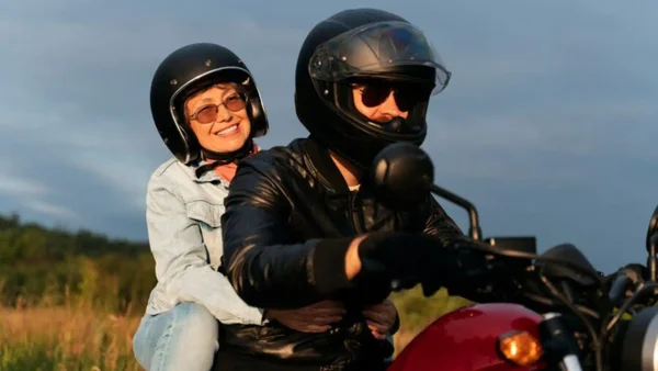 Confirman cuántas personas pueden ir en una moto en Colombia: evite multa de $649.995