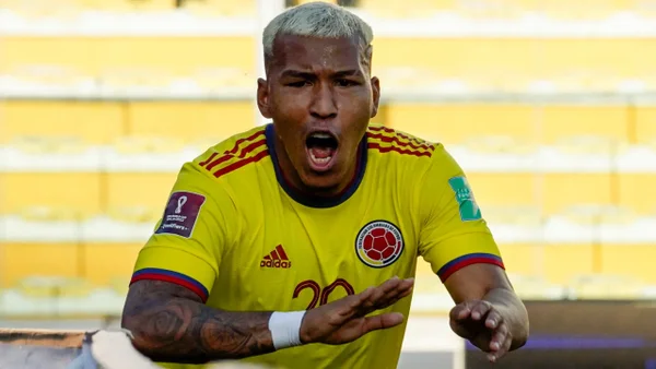 La dura entrada contra Roger Martínez que terminó con expulsión de jugador boliviano y su lesión