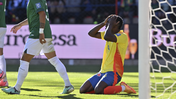 "Llenarás de alegría a Colombia": Jhon Córdoba recibió cariño, tras sus fallos contra Bolivia