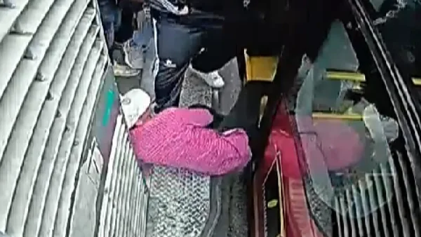 VIDEO: nueva modalidad de robo en Transmilenio, los ladrones simulan caerse