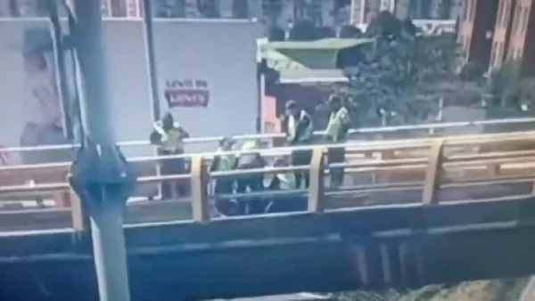 Auxiliares de la Policía de Bogotá rescataron a una adolescente que estaba al borde de un puente