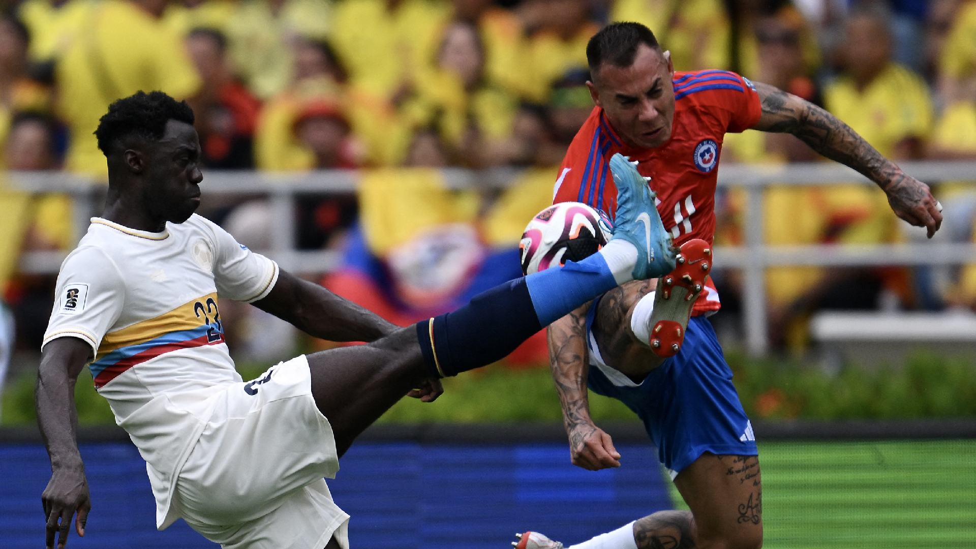 Dávinson Sánchez puso a vibrar al 'Metro' y adelantó a Colombia: vea su gol contra Chile