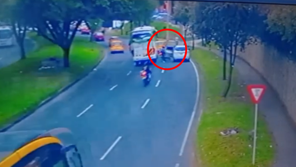 Accidente en el norte de Bogotá: motociclista murió tras chocarse con la puerta de un carro
