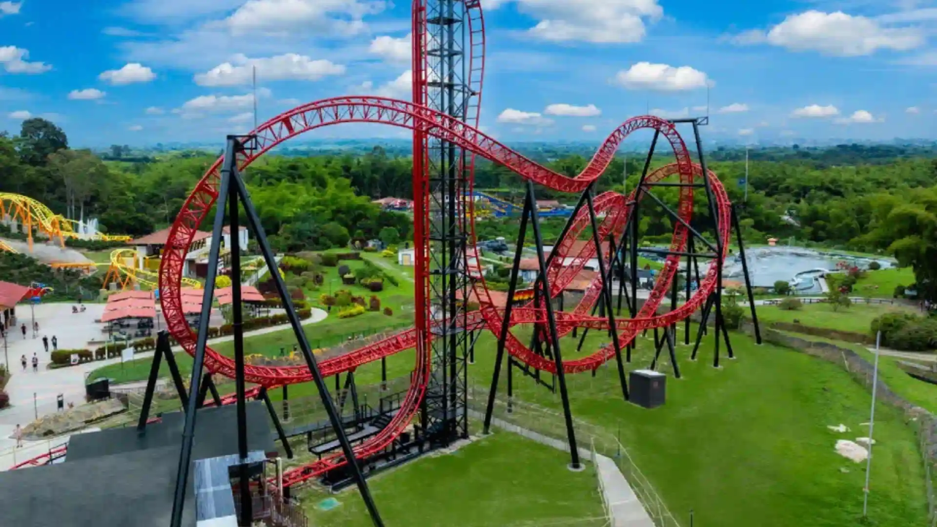 Turistas quedaron varados en montaña rusa del Parque el Café.