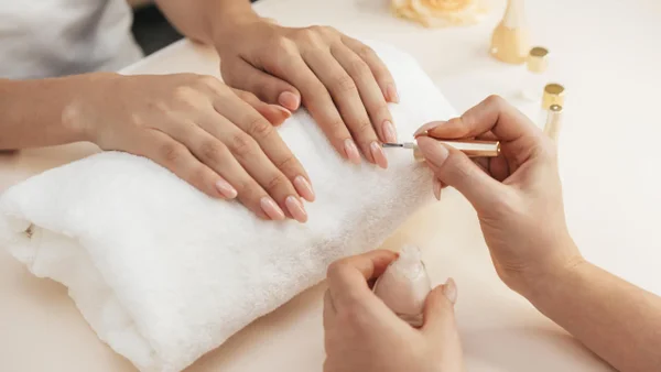 Color de uñas que toda mujer elegante debe usar según la Inteligencia Artificial