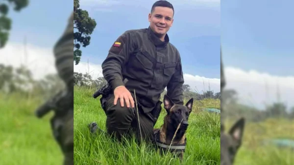 Triste reacción del perrito del subteniente Anderson Gómez por el asesinato del uniformado en San Calixto