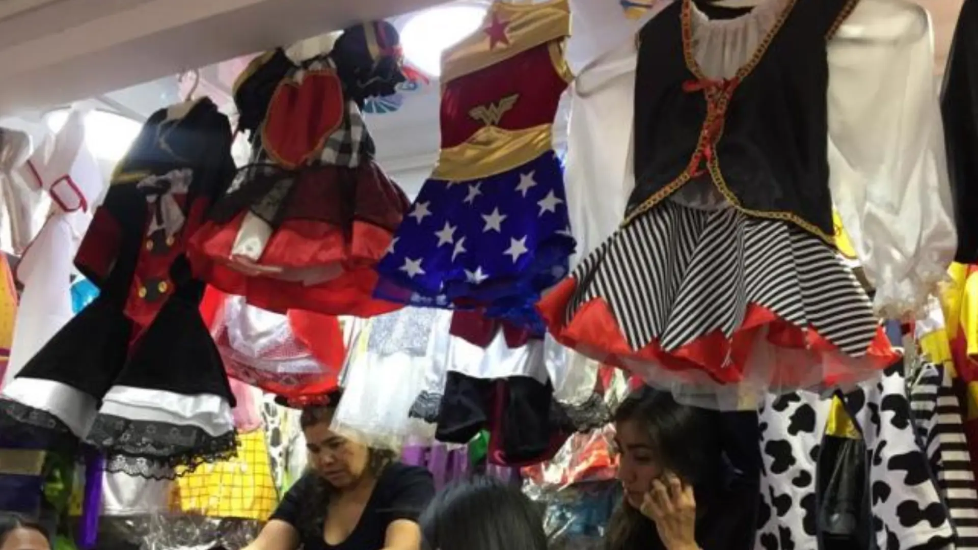 Negocio de disfraces a 10 mil pesos