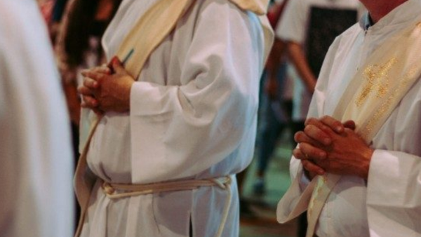 Iglesia católica dejó "abierta" la cuestión de la ordenación de las mujeres como diáconos
