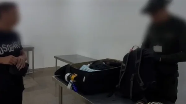 Momento exacto en el que un ciudadano británico fue descubierto con cocaína en el aeropuerto de Cartagena Momento exacto en el que un ciudadano británico fue descubierto con cocaína en el aeropuerto de Cartagena