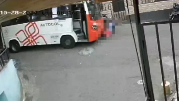 Impactante video dejó ver cómo un bus arrolló a un hombre en silla de ruedas en Medellín